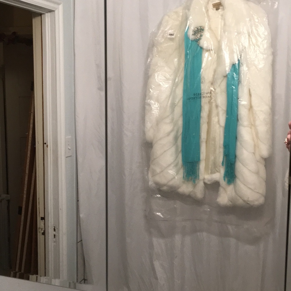 Pamela McCoy classic length faux fur coat - Picture 2 of 12